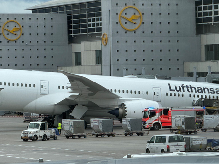 Das Bugfahrwerk eines Lufthansa-Dreamliners knickte vor dem Terminal ein.  - Foto: Mike Seeboth/dpa
