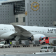 Das Bugfahrwerk eines Lufthansa-Dreamliners knickte vor dem Terminal ein.  - Bild: Mike Seeboth/dpa