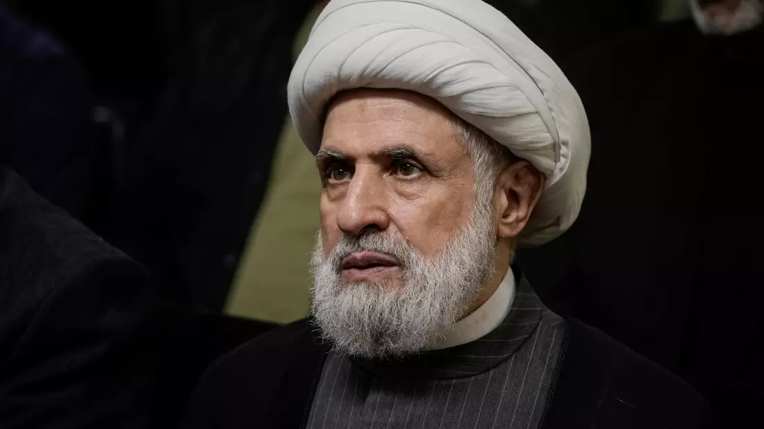 Hisbollah-Chef Naim Kassim lehnt die Entwaffnung seiner Miliz ab. (Archivbild) - Bild: Bilal Hussein/AP/dpa