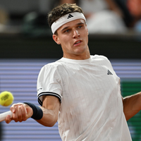 Jakub Mensik steht erstmals in einem Grand-Slam-Halbfinale - und fordert Alexander Zverev. - Foto: Emma Da Silva/AP/dpa