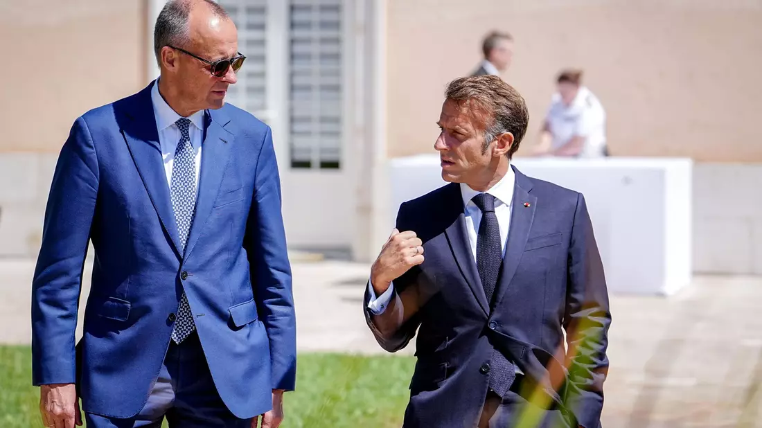 Merz (l) und Macron wollen den EU-Beitrittsprozess gemeinsam beschleunigen. (Archivbild) - Bild: Kay Nietfeld/dpa