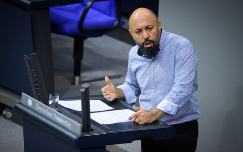 Ferat Kocak von der Linksfraktion hatte die Bundesregierung nach der Zahl der Anträge auf Wiedergutmachungseinbürgerung gefragt. (Archivbild) - Bild: Bernd von Jutrczenka/dpa