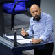 Ferat Kocak von der Linksfraktion hatte die Bundesregierung nach der Zahl der Anträge auf Wiedergutmachungseinbürgerung gefragt. (Archivbild) - Bild: Bernd von Jutrczenka/dpa