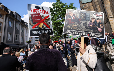 «Unser Erspartes - einfach weg», klagten geschädigte Sparkassenkunden Anfang Mai bei einer Kundgebung in Gelsenkirchen. Jetzt beginnen die ersten Zivilprozesse gegen die Sparkasse. (Archivbild) - Bild: Christoph Reichwein/dpa