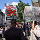 «Unser Erspartes - einfach weg», klagten geschädigte Sparkassenkunden Anfang Mai bei einer Kundgebung in Gelsenkirchen. Jetzt beginnen die ersten Zivilprozesse gegen die Sparkasse. (Archivbild) - Bild: Christoph Reichwein/dpa