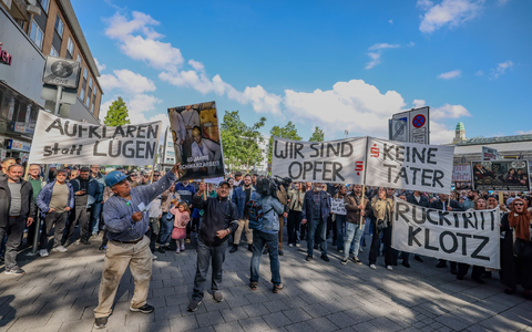Wütender Protest von Sparkassenkunden Anfang Mai. Jetzt beginnt die juristische Aufarbeitung des Millionen-Einbruchs. (Archivfoto) - Bild: Christoph Reichwein/dpa