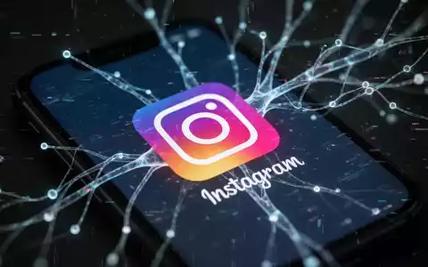 Smartphone mit Instagram-Logo, überlagert von einem stilisierten, leuchtenden neuronalen Netzwerkdiagramm mit Glitch-Effekten. - Foto: über boerse-global.de
