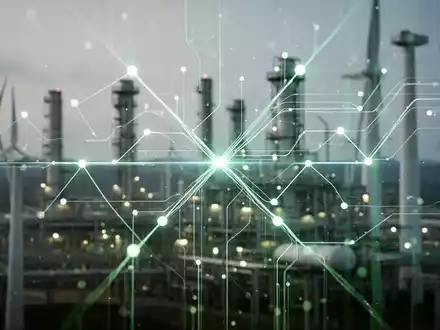 Ein abstraktes digitales Netz aus leuchtenden Linien und Datenpunkten vor einem verschwommenen Hintergrund mit Industrieanlagen und grünen Elementen. - Foto: über boerse-global.de