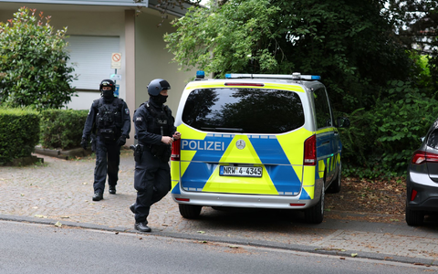 Die Polizei ist seit dem frühen Morgen in Leverkusen im Einsatz. - Bild: Christoph Reichwein/dpa