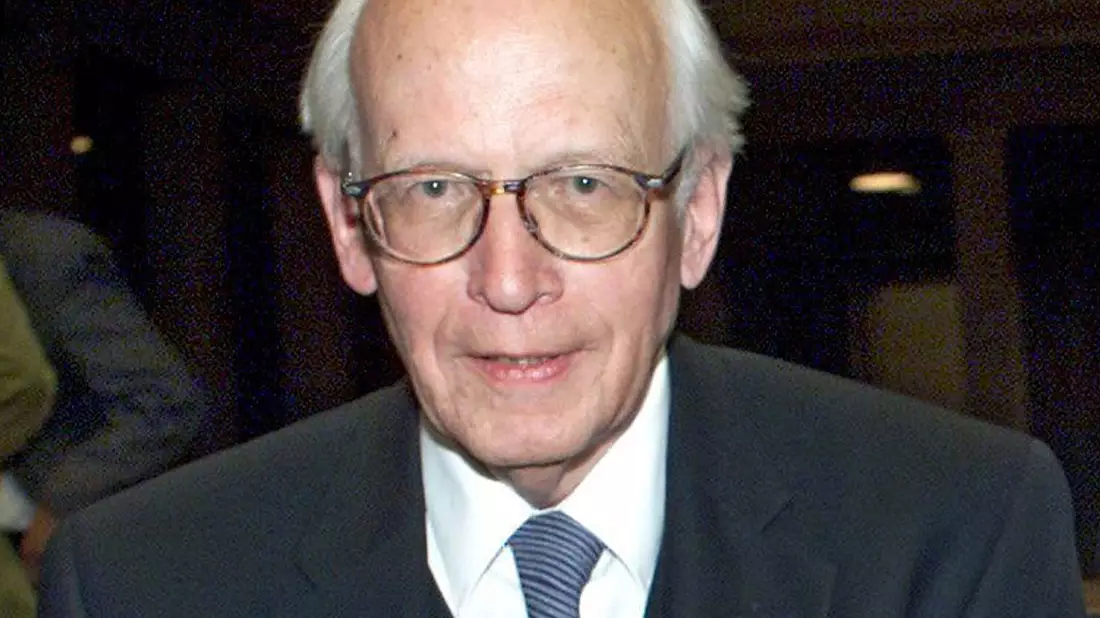 Der Historiker Ernst Nolte löste 1986 mit einem Artikel in der FAZ den deutschen Historikerstreit aus. Er starb 2016. (Archivbild) - Bild: picture alliance / dpa