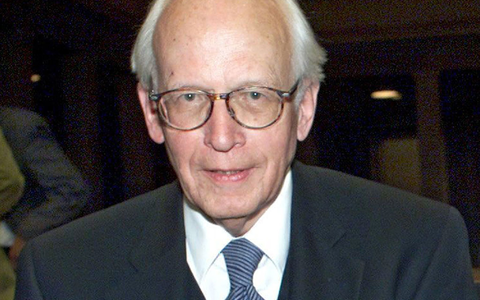 Der Historiker Ernst Nolte löste 1986 mit einem Artikel in der FAZ den deutschen Historikerstreit aus. Er starb 2016. (Archivbild) - Bild: picture alliance / dpa