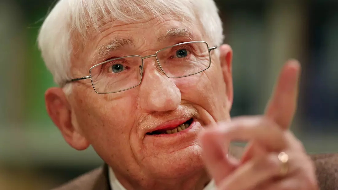 Der Sozialphilosoph Jürgen Habermas warf Ernst Nolte 1986 im Historikerstreit vor, die Singularität des Holocaust infrage zu stellen.(Archivbild) - Bild: Martin Gerten/dpa