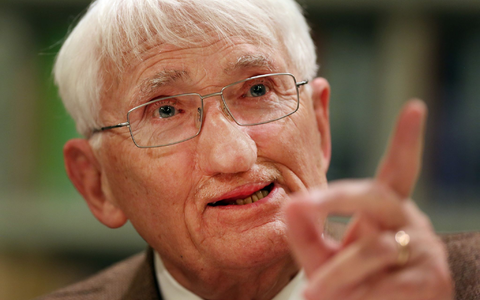 Der Sozialphilosoph Jürgen Habermas warf Ernst Nolte 1986 im Historikerstreit vor, die Singularität des Holocaust infrage zu stellen.(Archivbild) - Bild: Martin Gerten/dpa
