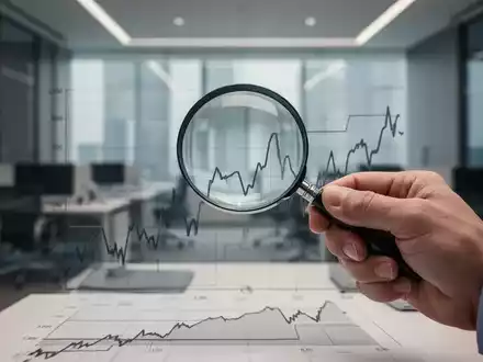 Eine Hand hält eine Lupe über einem Diagramm mit flachen Linien, das fehlende Marktimpulse symbolisiert, in einem Büroumfeld. - Foto: über boerse-global.de
