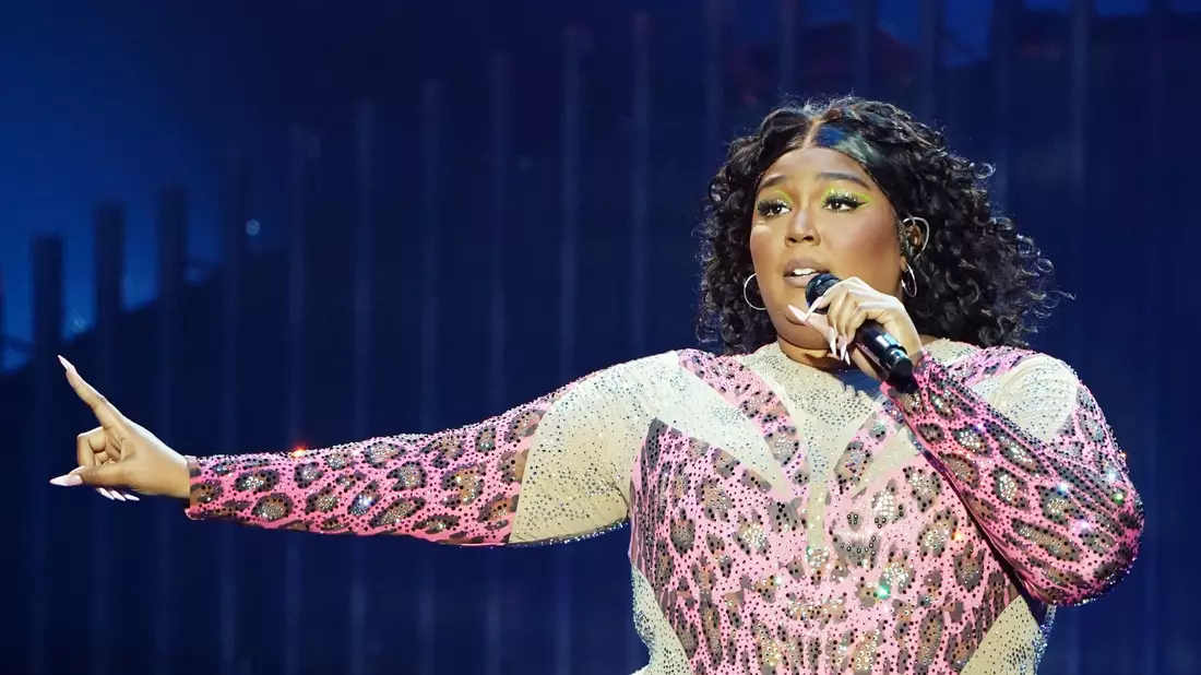 Die US-amerikanische Sängerin Lizzo bei einem Auftritt. (Archivbild) - Bild: Marcus Brandt/dpa