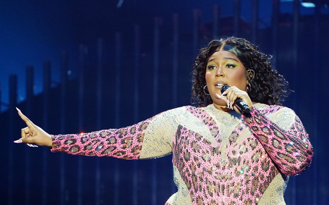 Die US-amerikanische Sängerin Lizzo bei einem Auftritt. (Archivbild) - Bild: Marcus Brandt/dpa