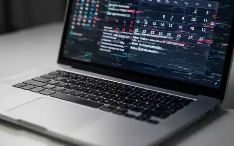 A close-up of a laptop keyboard with a blurred, glitchy calendar application on the screen, indicating a software error. - Foto: über boerse-global.de