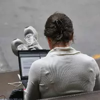 Frau mit Laptop (Archiv) - Foto: via dts Nachrichtenagentur