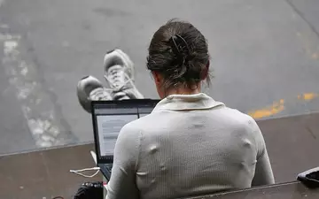 Frau mit Laptop (Archiv) - Foto: via dts Nachrichtenagentur