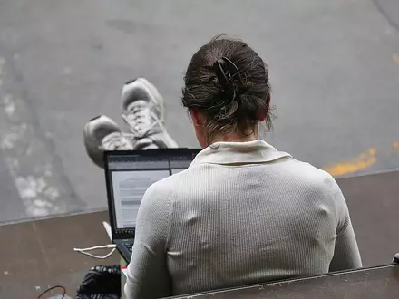 Frau mit Laptop (Archiv) - Foto: via dts Nachrichtenagentur