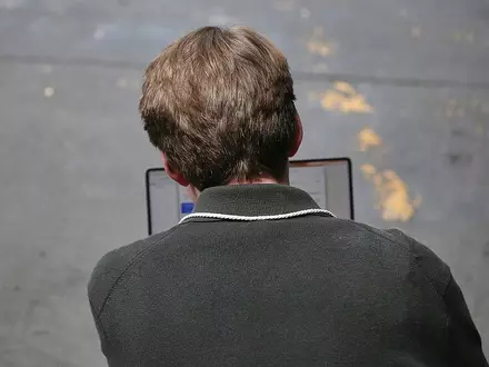Mann mit Laptop (Archiv) - Foto: via dts Nachrichtenagentur