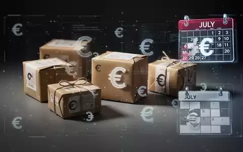 Nahaufnahme von kleinen Paketen mit einer dezenten digitalen Überlagerung von Euro-Symbolen und einem Kalendersymbol für Juli. - Foto: über boerse-global.de