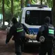 Polizisten tragen einen Rammbock. - Bild: Christoph Reichwein/dpa
