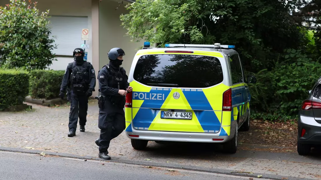 Die Polizei ist am frühen Morgen in Leverkusen im Einsatz. - Bild: Christoph Reichwein/dpa