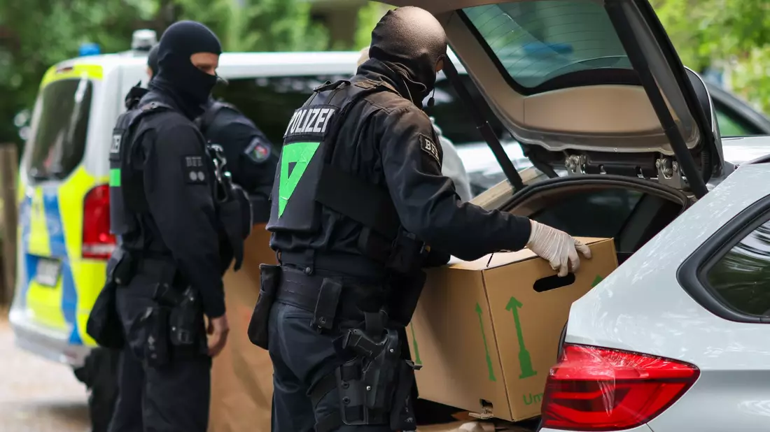 Die Polizei stellte Gegenstände sicher. - Bild: Christoph Reichwein/dpa