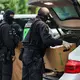 Die Polizei stellte Gegenstände sicher. - Bild: Christoph Reichwein/dpa