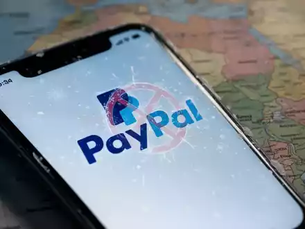 A smartphone displaying the PayPal logo, with a map of Kenya in the background, symbolizing financial restrictions. - Foto: über boerse-global.de