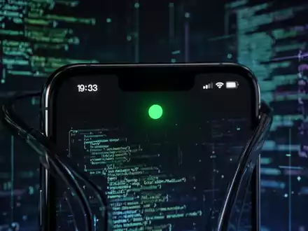 Ein Smartphone-Bildschirm zeigt einen prominenten grünen Punkt in der Statusleiste, der Privatsphäre und Datensicherheit symbolisiert. - Foto: über boerse-global.de