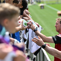 Julian Nagelsmann schreibt Autogramme für Fans der Nationalmannschaft (Archivbild).  - Foto: Federico Gambarini/dpa