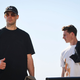 Manuel Neuer (l.) und Jonas Urbig (r.) gehen in Chicago spazieren.  - Bild: Christian Charisius/dpa