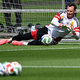 Manuel Neuer hält einen Ball im Training der Nationalmannschaft.  - Bild: Federico Gambarini/dpa