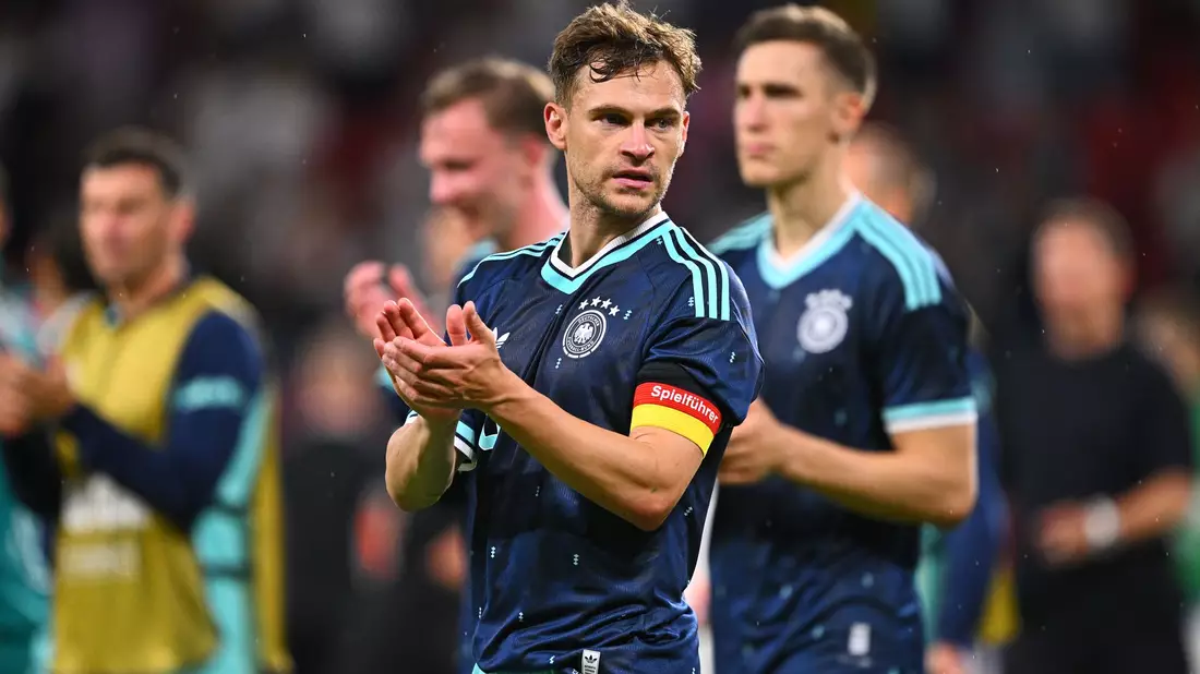 Joshua Kimmich applaudiert nach dem Testsieg gegen Finnland. (Archivbild)  - Bild: Tom Weller/dpa