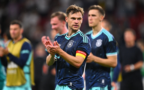 Joshua Kimmich applaudiert nach dem Testsieg gegen Finnland. (Archivbild)  - Bild: Tom Weller/dpa