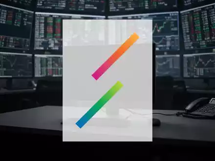 Ein dunkler, leerer Börsenhandelstisch mit einem einzelnen, unbeleuchteten Computermonitor, der einen stillen Handelstag symbolisiert. - Foto: über boerse-global.de