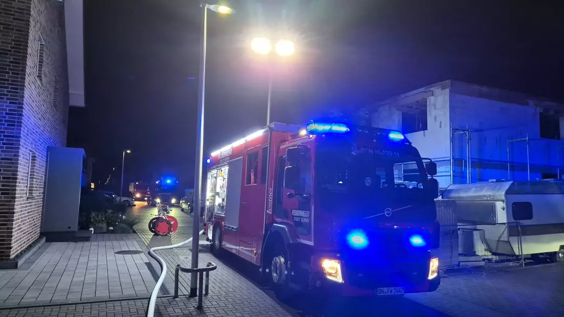 FW Düren: Feuer in Einfamilienhaus - Fünf Personen unverletzt gerettet - Bild: presseportal.de