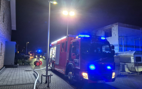 FW Düren: Feuer in Einfamilienhaus - Fünf Personen unverletzt gerettet - Bild: presseportal.de