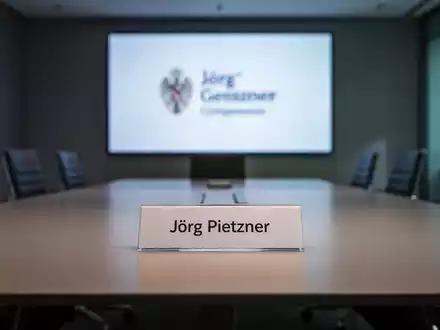 Ein eleganter Konferenztisch mit einer Namenskarte für Jörg Pietzner, die auf eine Neubesetzung im Aufsichtsrat hinweist. - Foto: über boerse-global.de