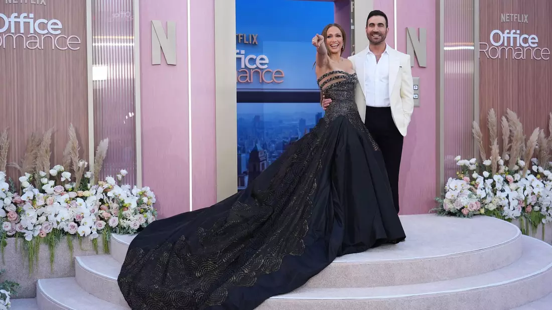 Er schrieb ihre Rolle: Brett Goldstein und Jennifer Lopez bei der Premiere zum Netflix-Film «Office Romance» in Los Angeles.  - Bild: Chris Pizzello/Invision/AP/dpa