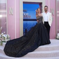 Er schrieb ihre Rolle: Brett Goldstein und Jennifer Lopez bei der Premiere zum Netflix-Film «Office Romance» in Los Angeles.  - Foto: Chris Pizzello/Invision/AP/dpa