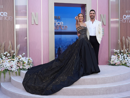Er schrieb ihre Rolle: Brett Goldstein und Jennifer Lopez bei der Premiere zum Netflix-Film «Office Romance» in Los Angeles.  - Foto: Chris Pizzello/Invision/AP/dpa