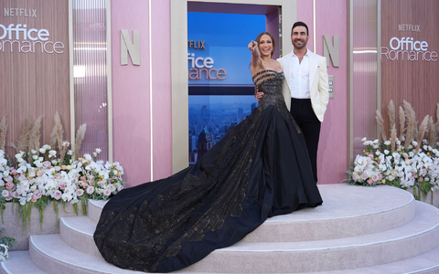 Er schrieb ihre Rolle: Brett Goldstein und Jennifer Lopez bei der Premiere zum Netflix-Film «Office Romance» in Los Angeles.  - Bild: Chris Pizzello/Invision/AP/dpa