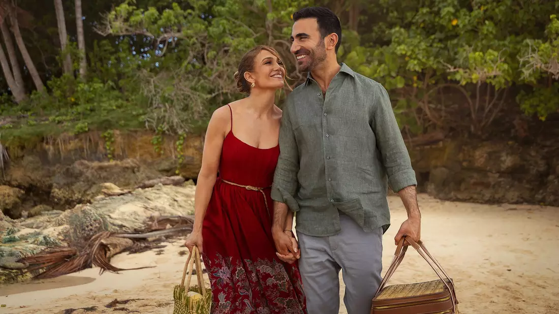 Die CEO und ihr Anwalt: Jennifer Lopez als Jackie Cruz und Brett Goldstein als Daniel Blanchflower. - Bild: Ana Carballosa/Netflix/dpa