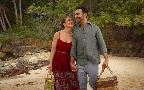 Die CEO und ihr Anwalt: Jennifer Lopez als Jackie Cruz und Brett Goldstein als Daniel Blanchflower. - Bild: Ana Carballosa/Netflix/dpa