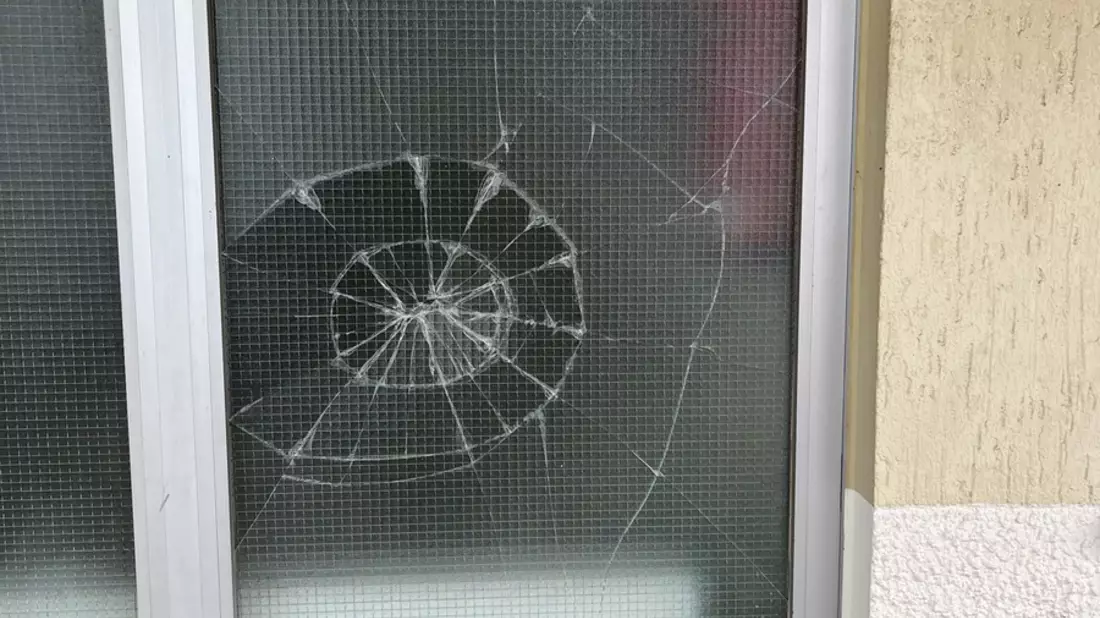 POL-HA: Unbekannter Jugendlicher zerbricht Fenster eines Gemeindehauses - Bild: presseportal.de