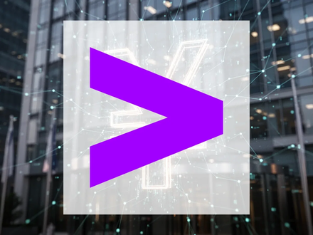 Ein stilisiertes, beleuchtetes Yen-Symbol, das sich mit einem digitalen Netzwerk verbindet, vor einem modernen Firmengebäude. - Foto: über boerse-global.de