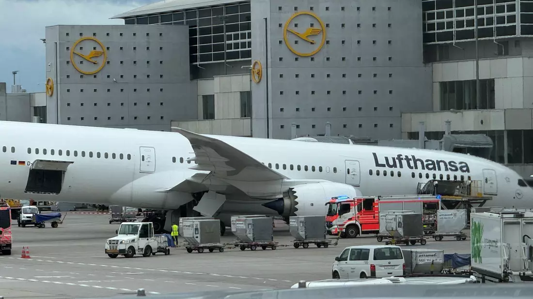 Das Flugzeug soll jetzt untersucht werden. - Bild: Mike Seeboth/dpa